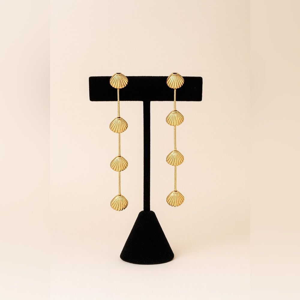 Torrid- Gold Clam Shell Dangle‎ Earrings